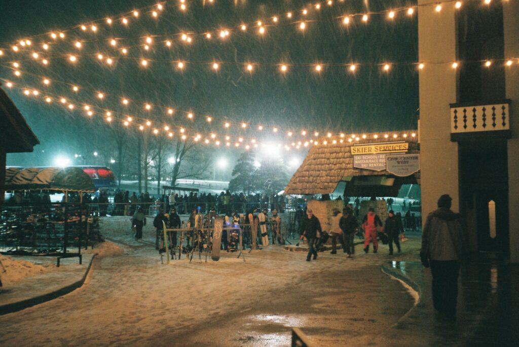 화천 산천어축제 얼음낚시 체험 모습 - 1월 대표 겨울축제 현장