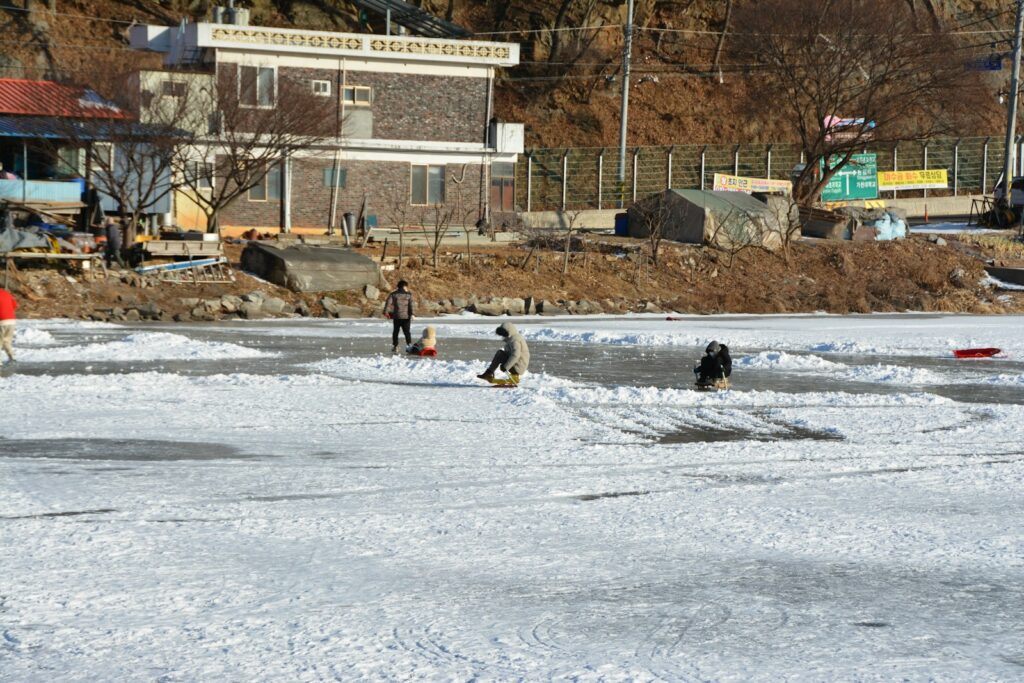 산천어 얼음낚시 체험 장면, 얼음 구멍에서 낚시하는 모습