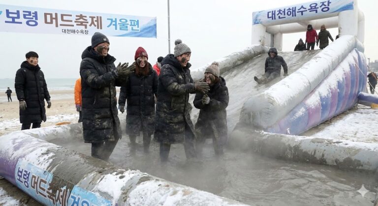 보령 머드축제 겨울편 대천해수욕장 머드 체험 장면