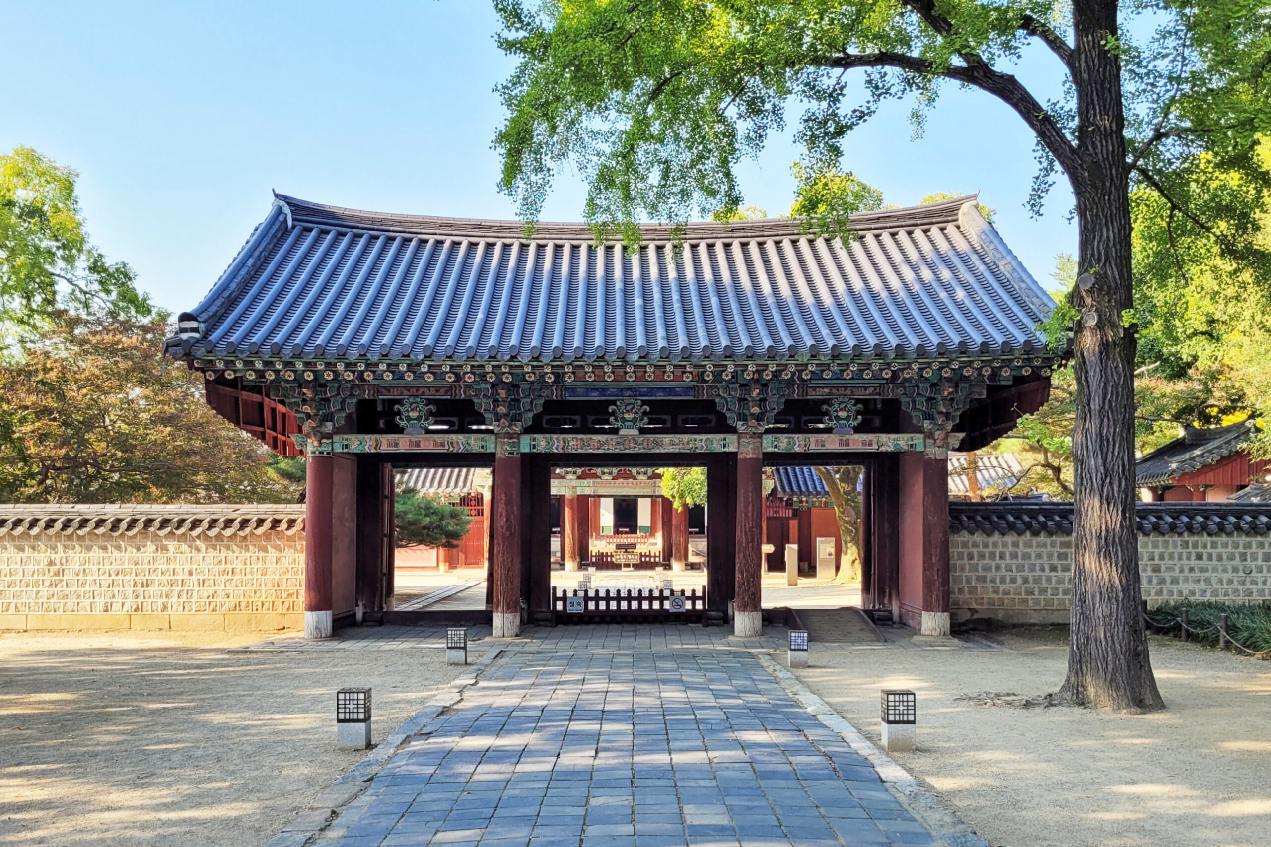 2022년9월29일촬영한경기전의문과기와담장