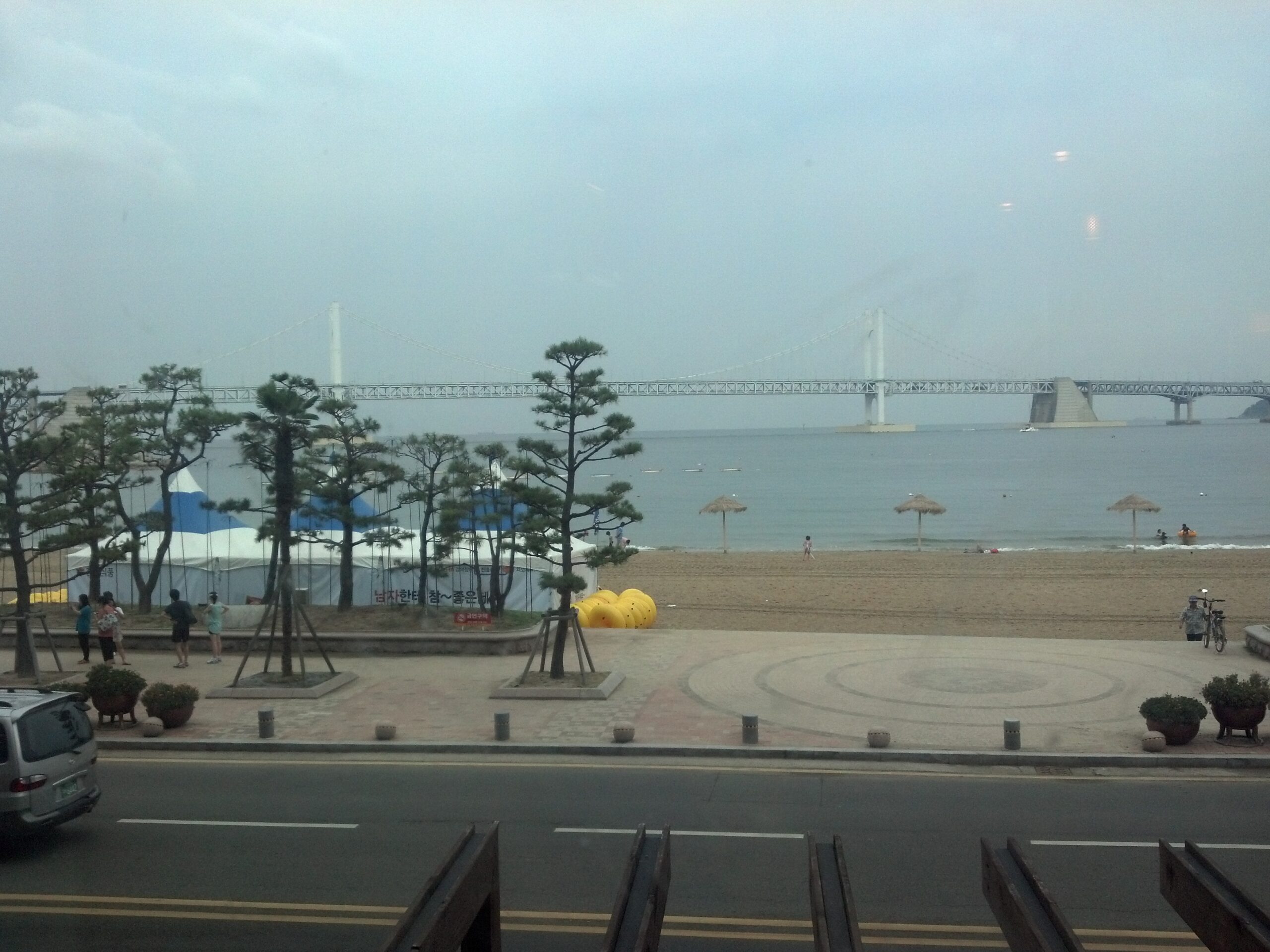 2012년 8월 촬영된 광안리해수욕장과 광안대교 실제 사진. 2026년 축제·관람석 현황이 아닙니다.