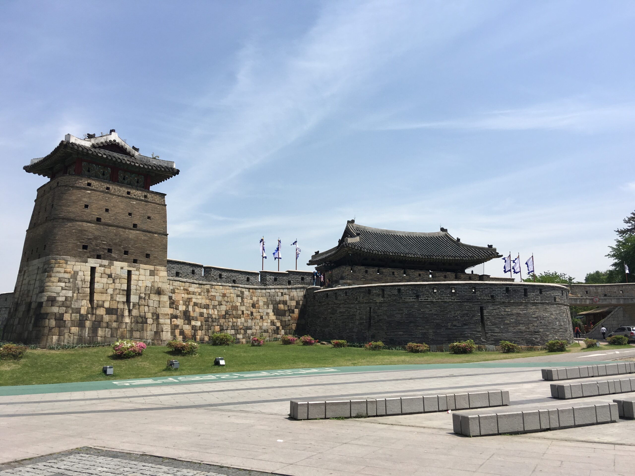 실제 수원 화서문과 왼쪽 서북공심돈의 낮 풍경