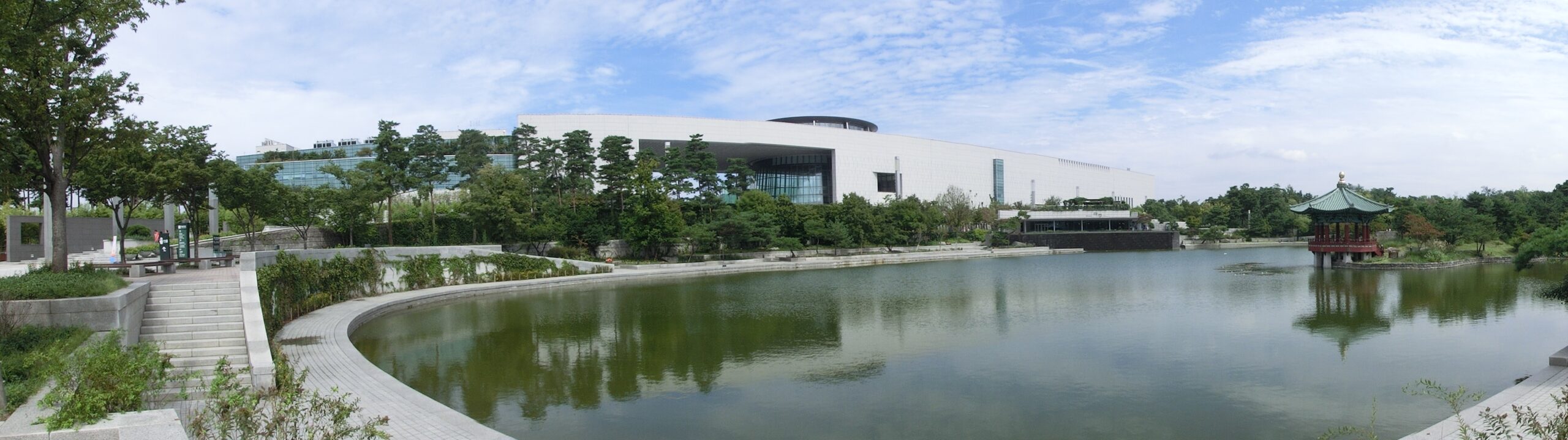 국립중앙박물관 부지 안쪽에서 본 외관