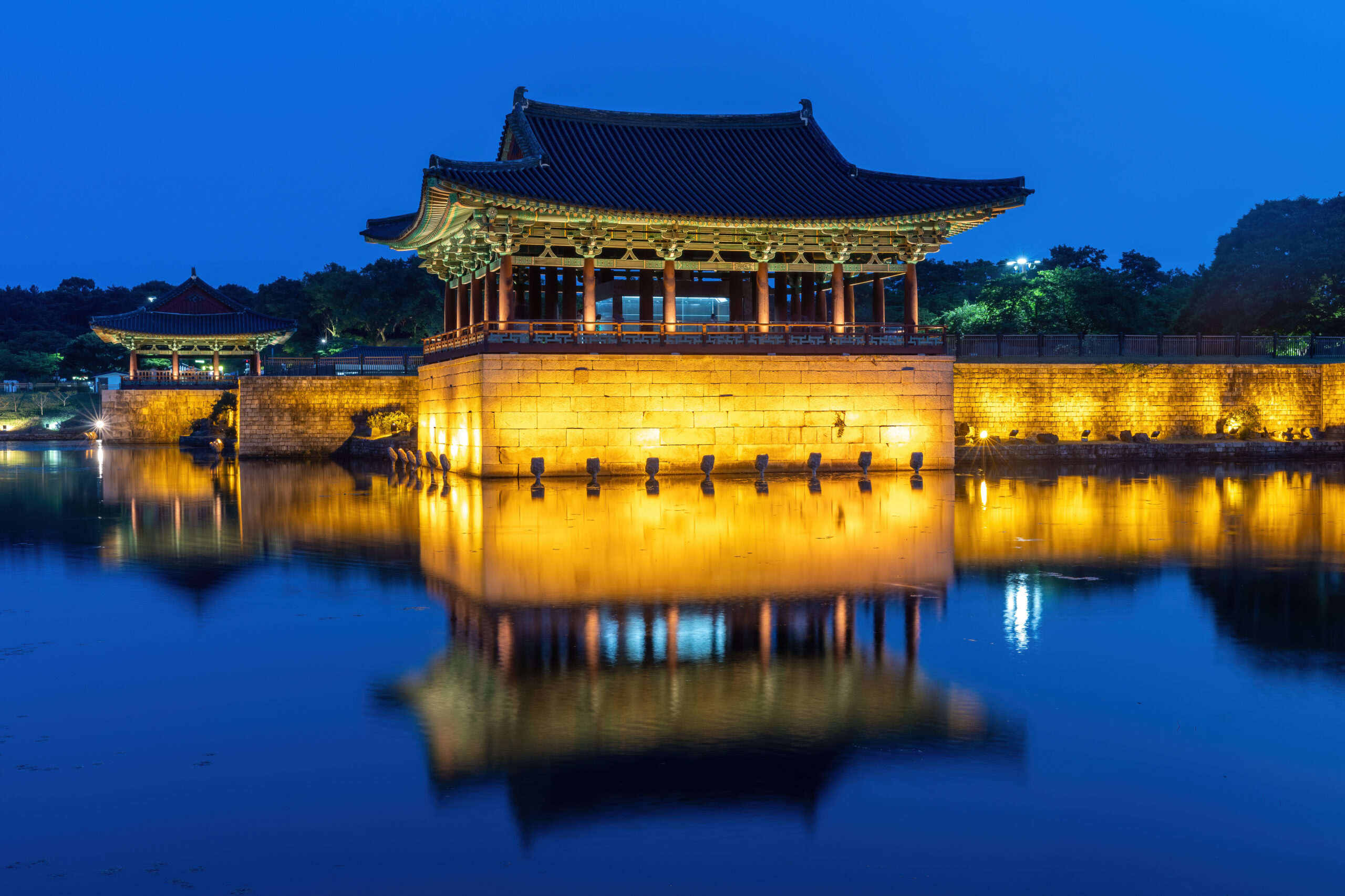 푸른 저녁 하늘 아래 경주 동궁과 월지 누각과 연못 반사