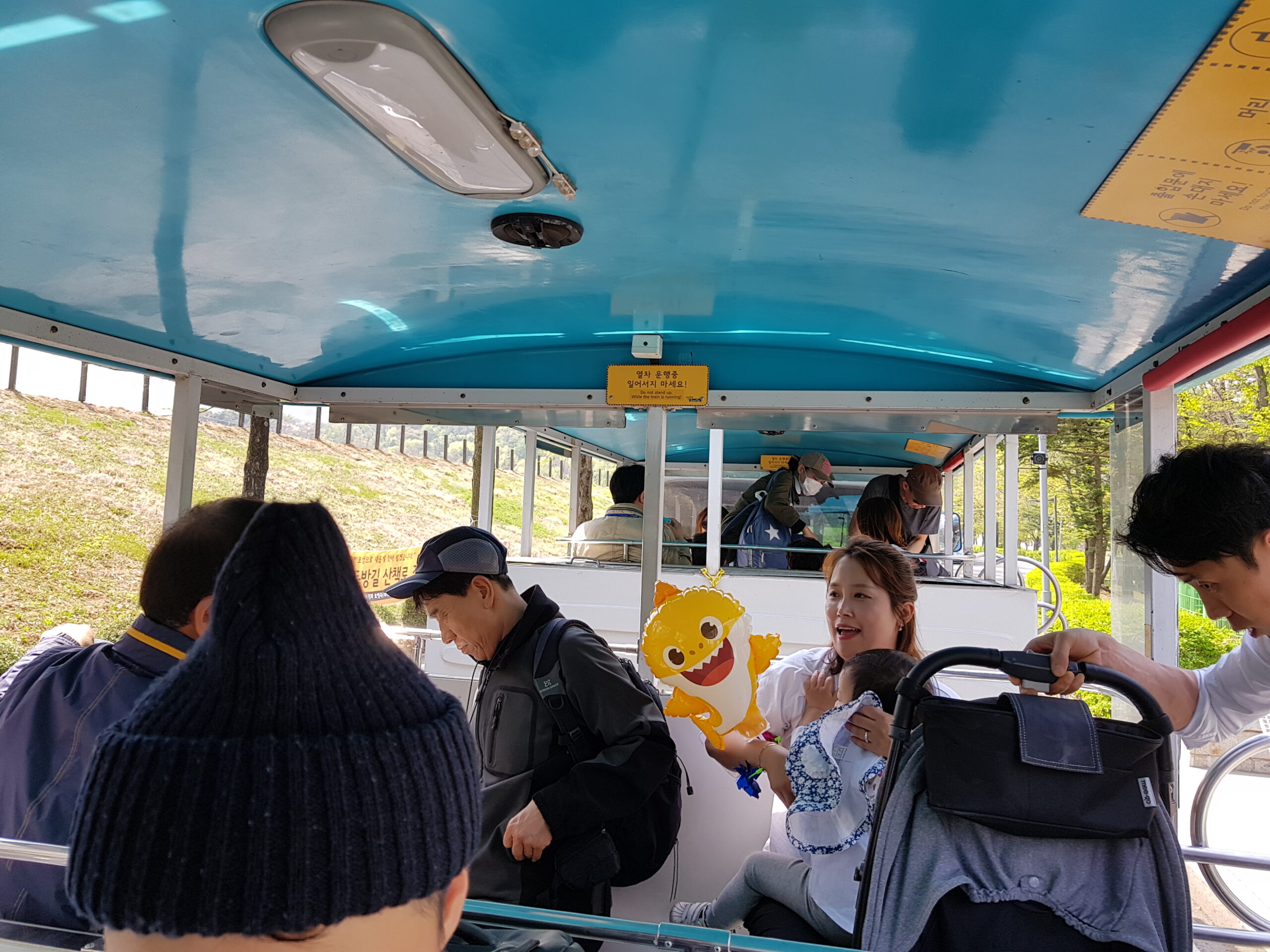 서울대공원 코끼리열차에 유모차와 함께 탑승한 방문객