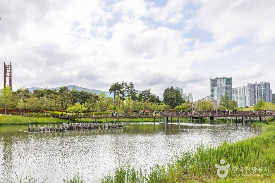 부산시민공원 수변 산책로 실제 전경