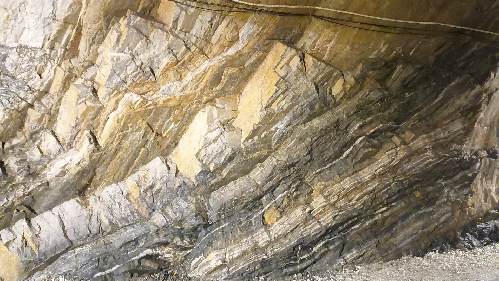 충주 활옥동굴과 향산리 백운암질 석회암층 실제 모습