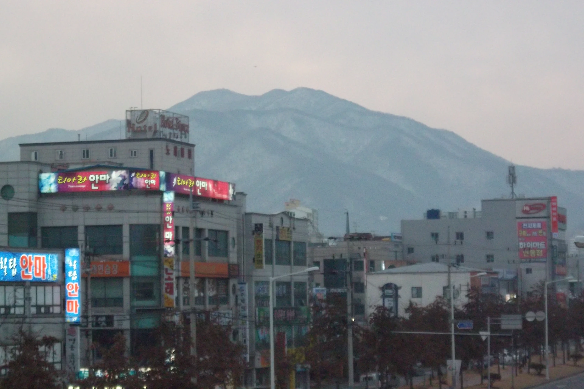 구미 시내에서 본 금오산 실제 전경