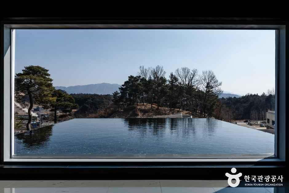 남원가볼만한곳 남원시립김병종미술관 실내 창과 풍경