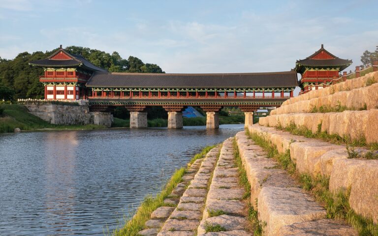 해 질 무렵 경주 월정교와 남천 돌계단