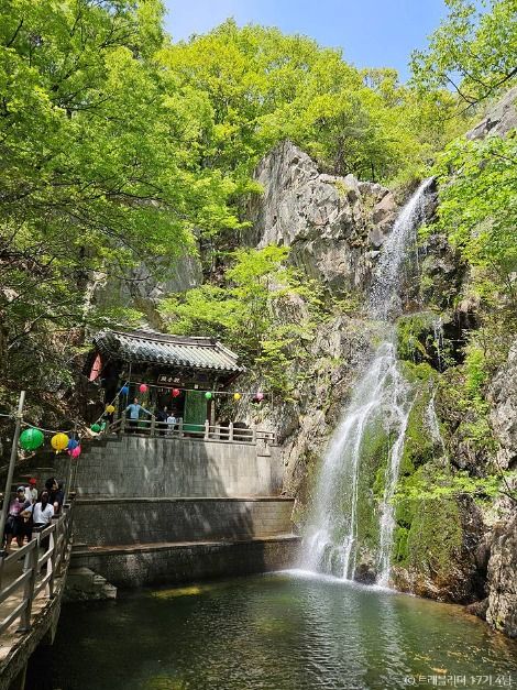 양산 홍룡폭포와 폭포 옆 전각 실제 풍경